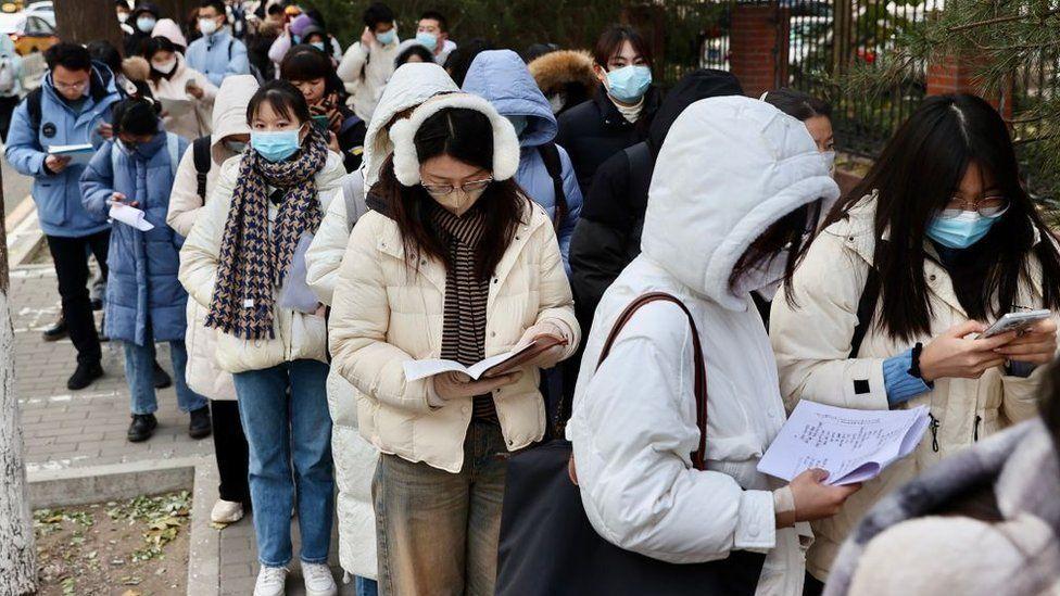 Estudiantes hacen cola para rendir el examen de servicio civil en Pekín