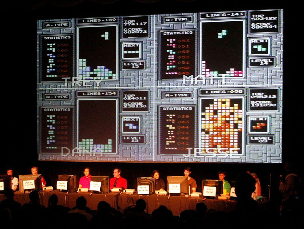 Jugadores durante la competición semifinal del Campeonato Mundial de Tetris Clásico. 