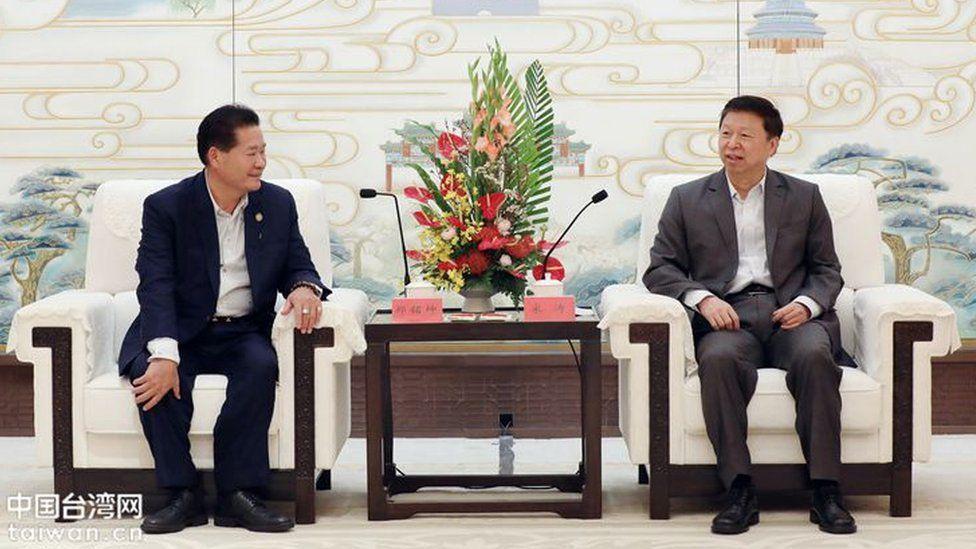 Reunión de Cheng Ming-kun (izquierda) reuniéndose con Song Tao (derecha) en Pekín.