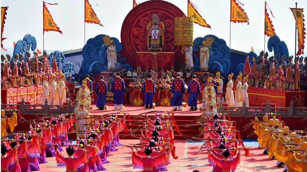 Fieles de Mazu en Meizhou, China, asistiendo a un evento religioso