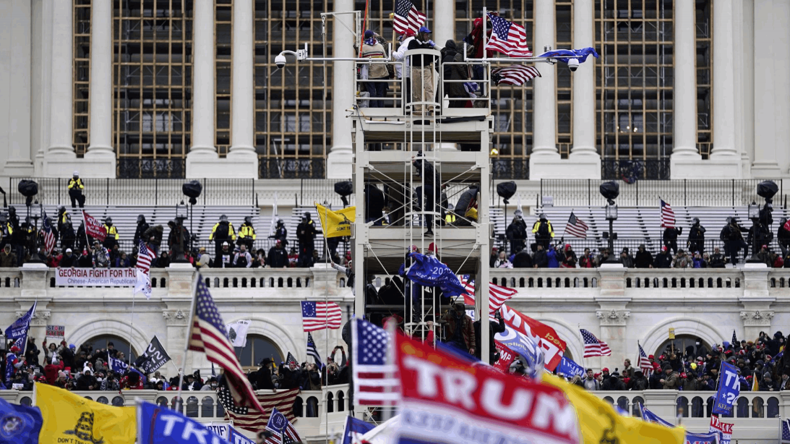 Vista de seguidores del expresidente de EE.UU. Donald Trump mientras intentan ingresar a la fuerza al Capitolio, sede del Congreso estadounidense, el 6 de enero de 2021.