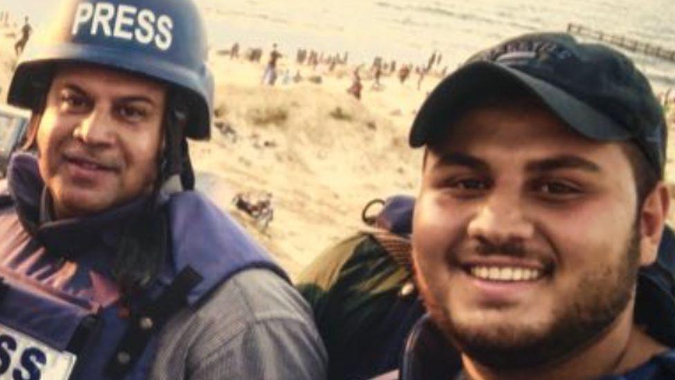 Hamza Al-Dahdouh (a la derecha) y su padre, Wael Al-Dahdouh.
