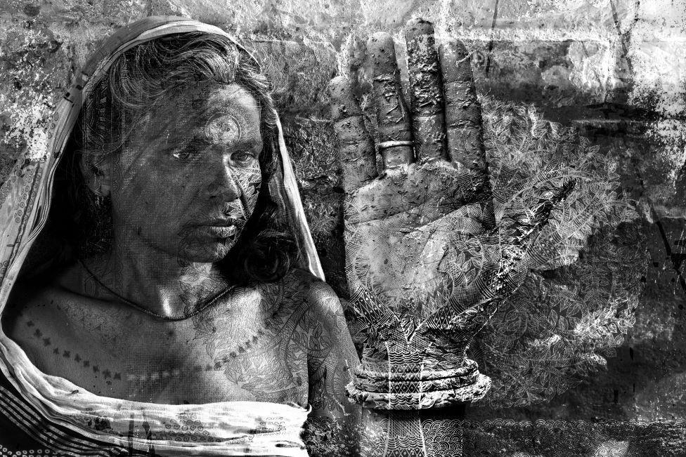 una muer dalit tatuada