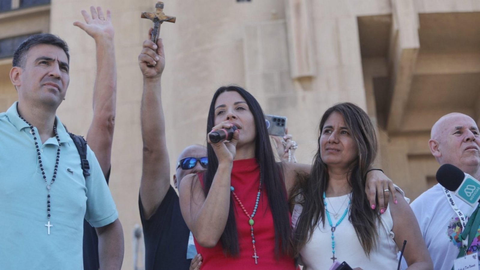 Está en Chile: ¿por qué es tan popular la "sanadora de Rosario"?