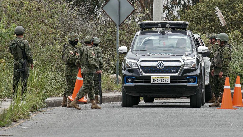 El ejército de Ecuador inspecciona un coche.