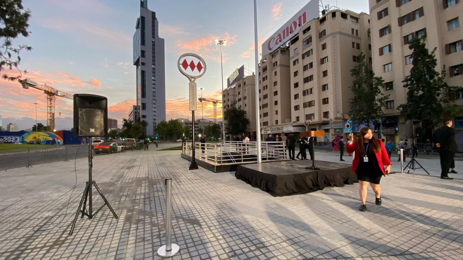 Reabren acceso principal a estación Baquedano