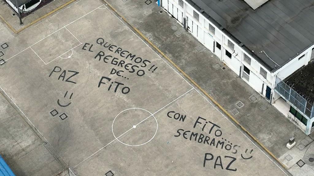 Pintadas en el patio de la cárcel a favor de Fito