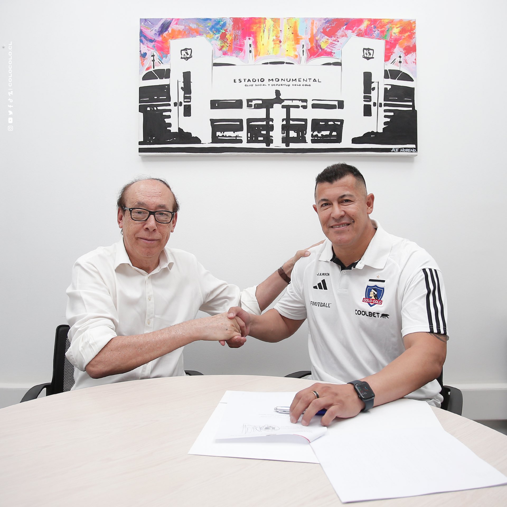 Almirón firmando con Colo Colo