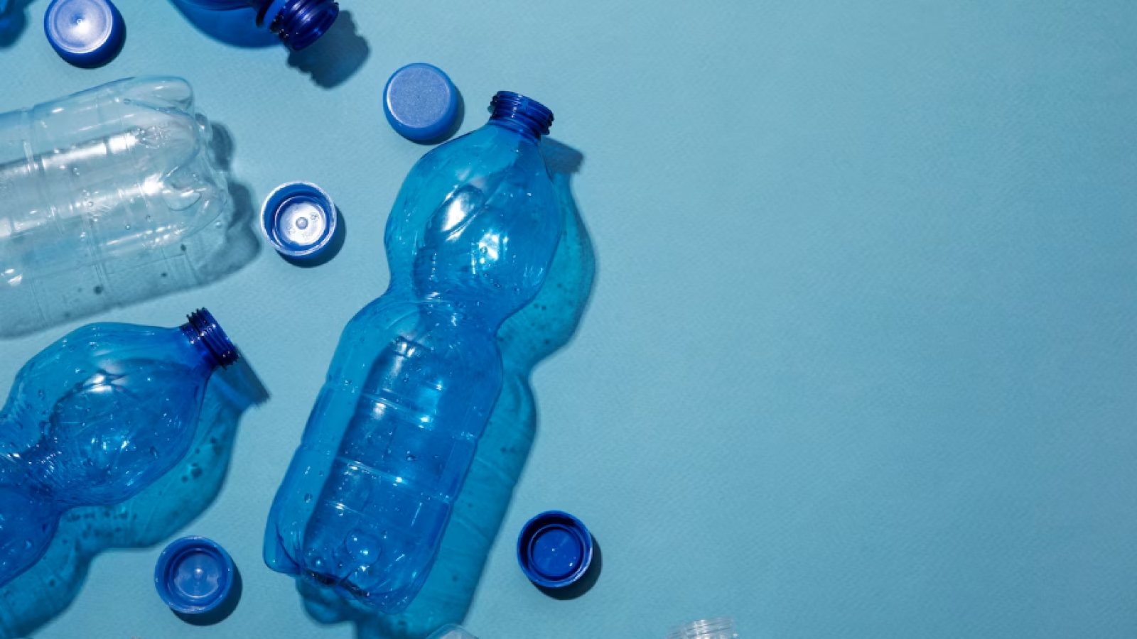 Estudio: Agua embotellada tiene hasta 100 veces más plástico del conocido