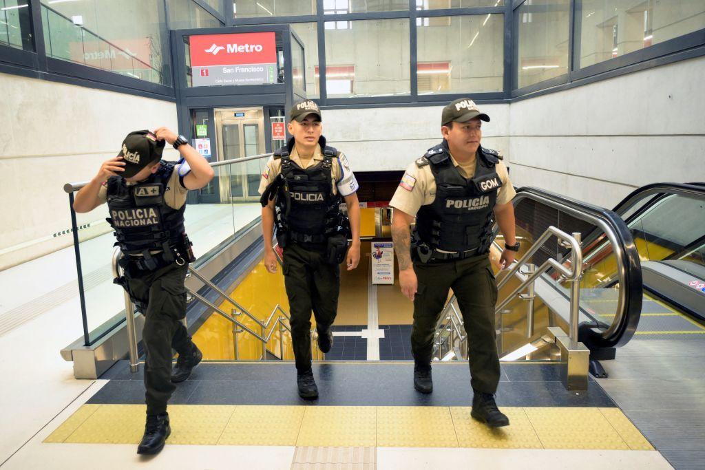 Agentes de la Policía Nacional de Ecuador patrullando la estación de metro de San Francisco en Quito, el 10 de enero de 2024.