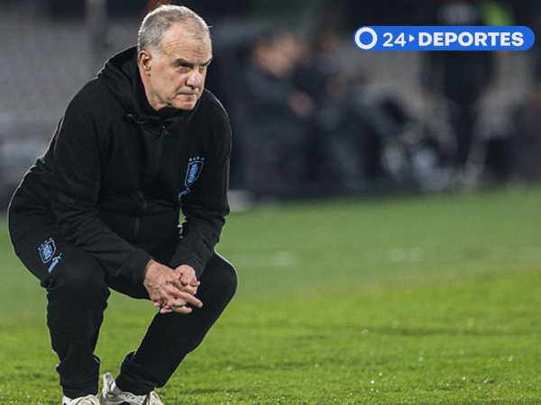 Marcelo Bielsa dirigiendo a la selección de Uruguay