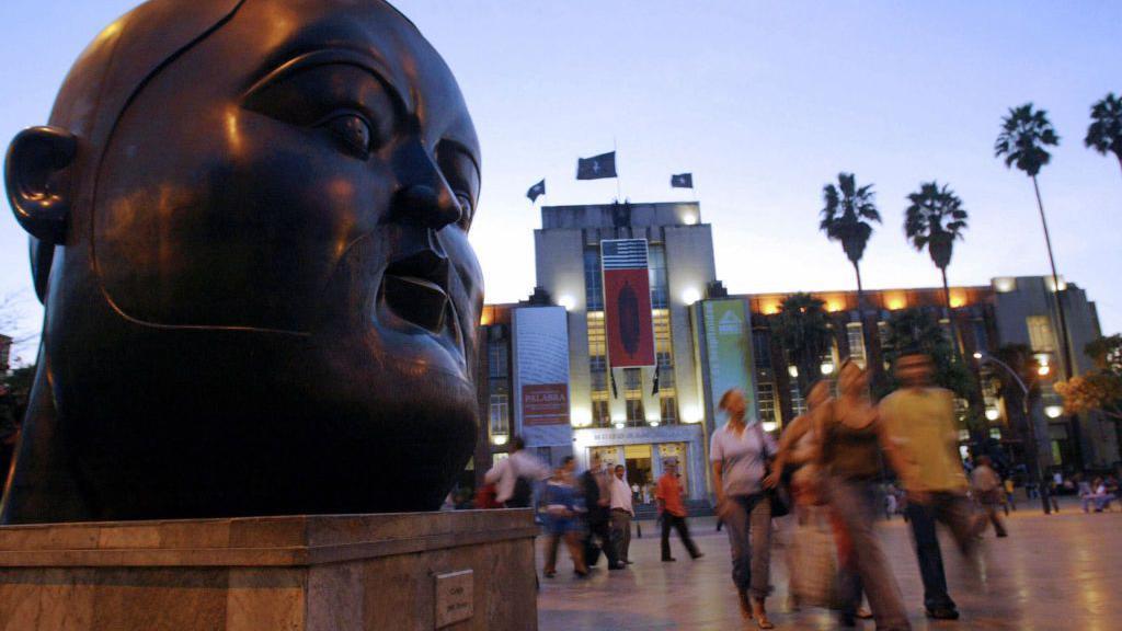 Escultura de Fernando Botero frente al museo de antioquía 