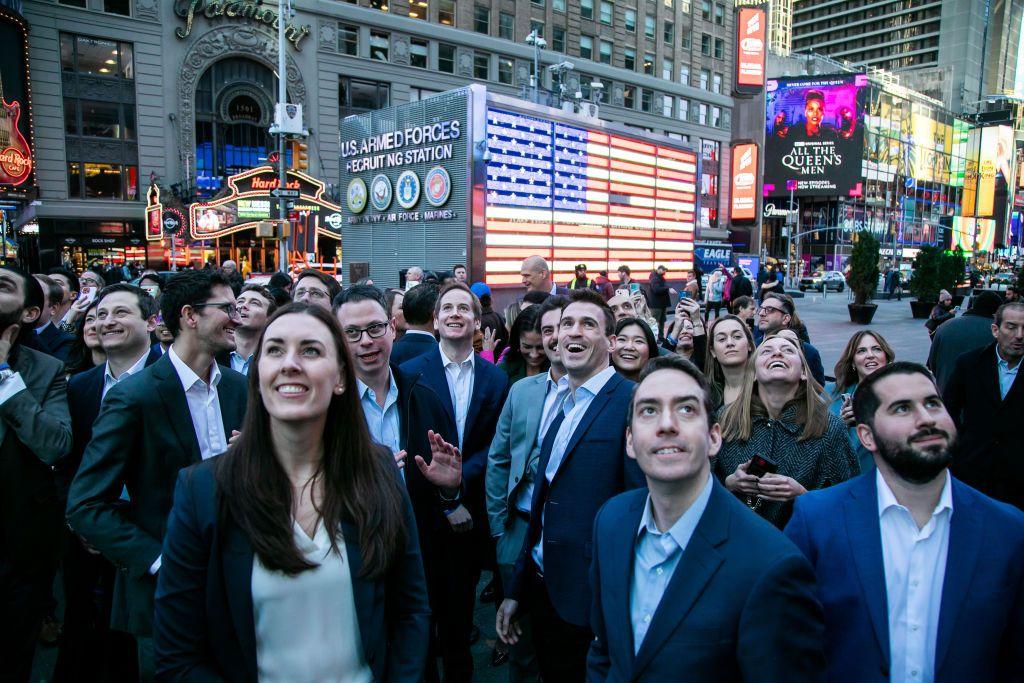 Gente afuera del Nasdaq