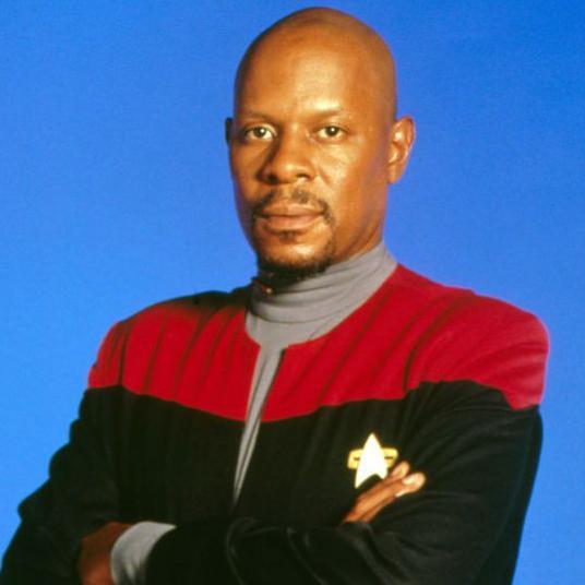 El comandante Benjamin Sisko, interpretado por Avery Brooks