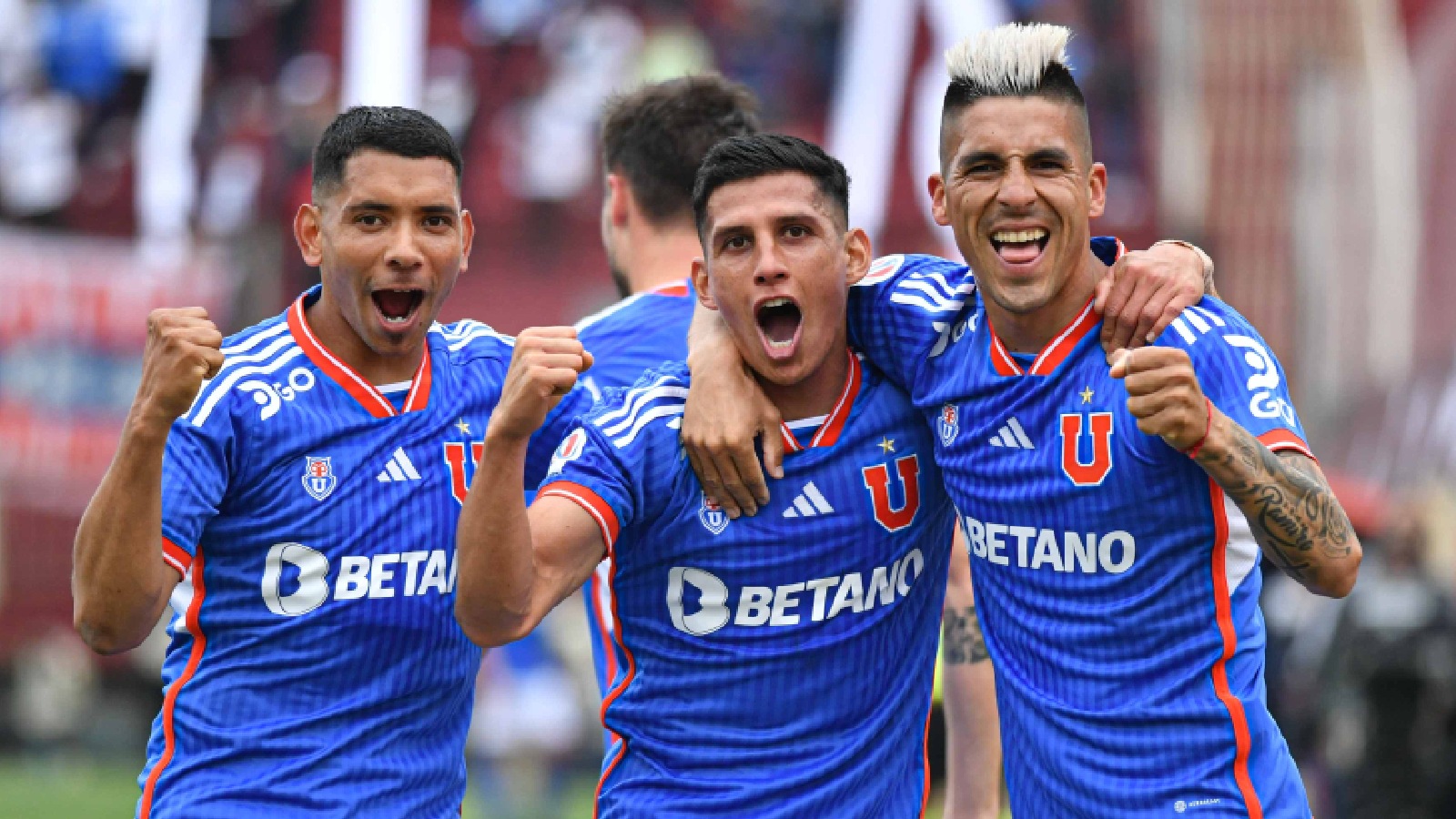 Universidad de Chile celebrando un gol.