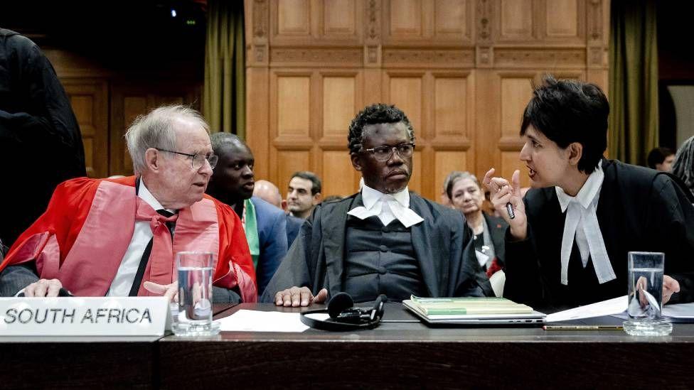 John Dugard (izq) , profesor de derecho internacional, y los abogados Tembeka Ngcukaitobi (centro) y Adila Hassim, tres de los integrantes del equipo legal de Sudáfrica.