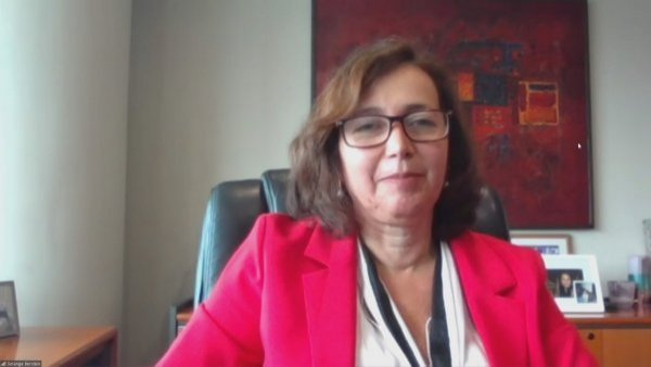 Presidenta de la CMF se refiere a la alta carga financiera en Chile