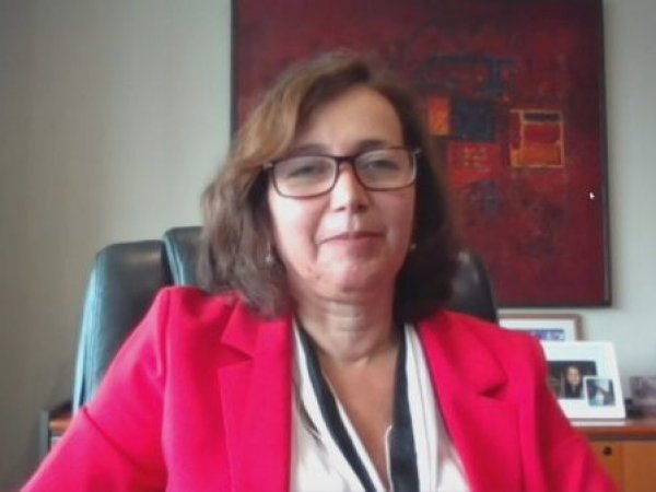 Presidenta de la CMF se refiere a la alta carga financiera en Chile