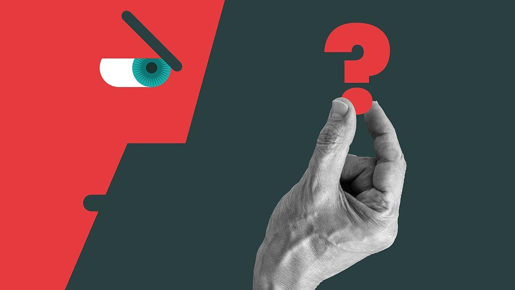Muñeco examinando signo de interrogación