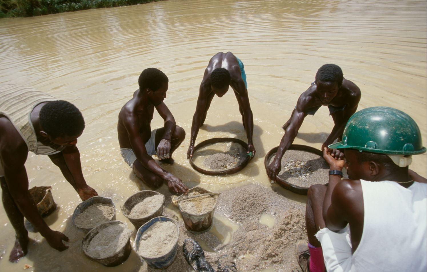Mineros trabajando en una mina de diamantes informal