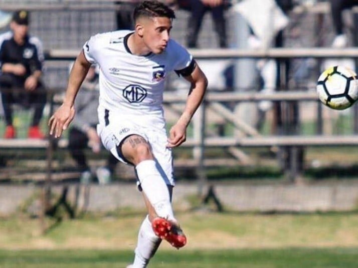 Matías Ferrari disputando un partido con Colo Colo