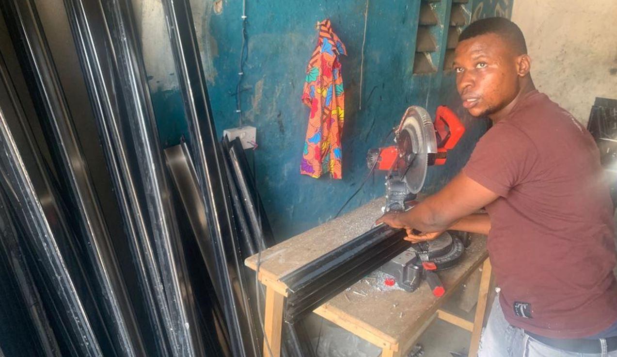 Komba Johnbull en su taller
