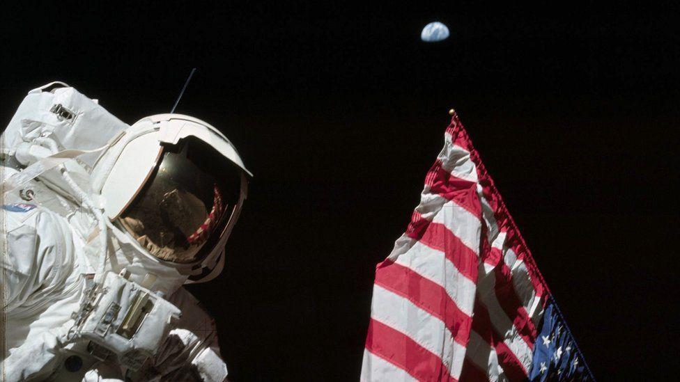 Harrison Schmitt en la Luna con la bandera de EE.UU.