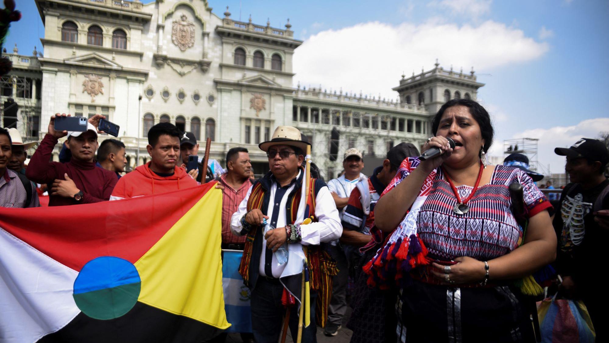 Protesta frente al congreso de guatemala el día de la juramentación de bernardo arévalo 