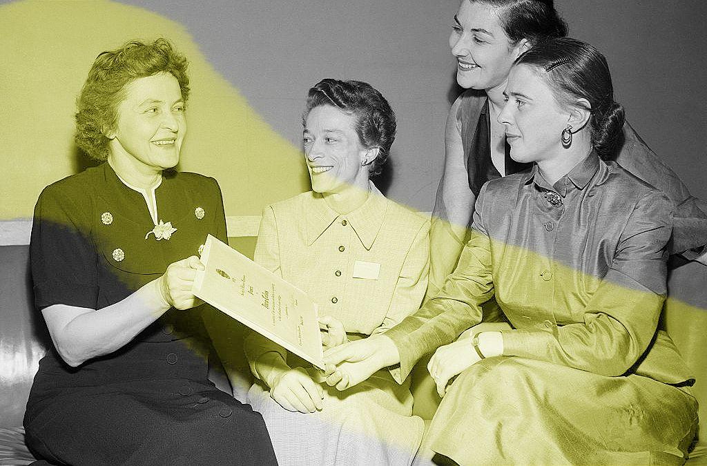 Telkes y otras tres mujeres mirando el documento del premio