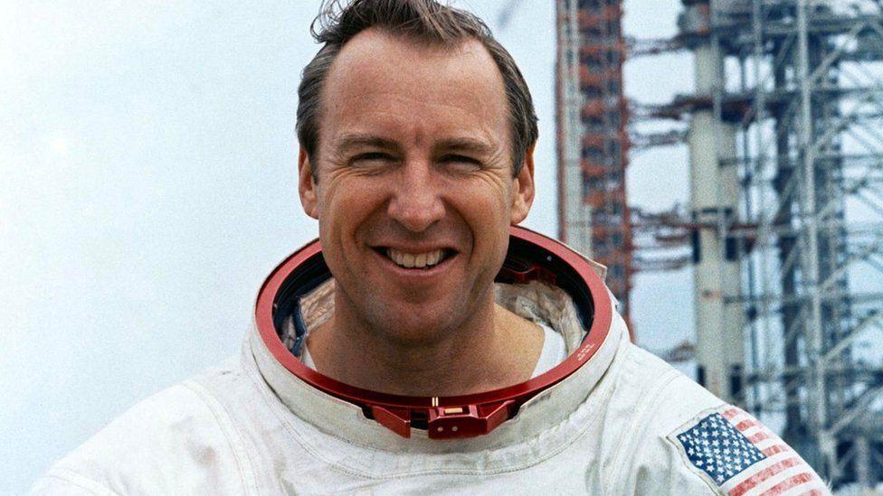 Jim Lovell con su traje de astronauta
