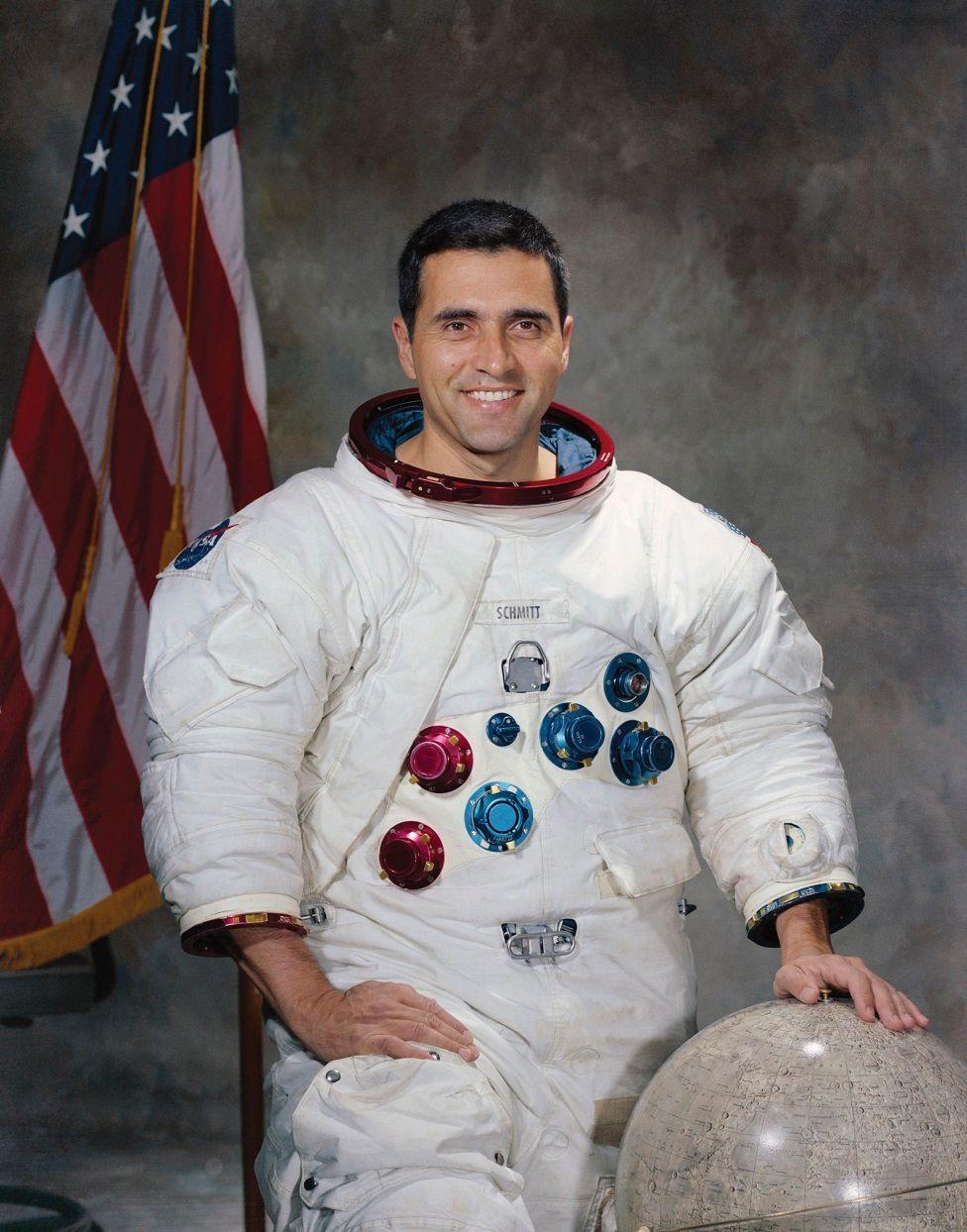 Harrison Schmitt con su traje de astronauta