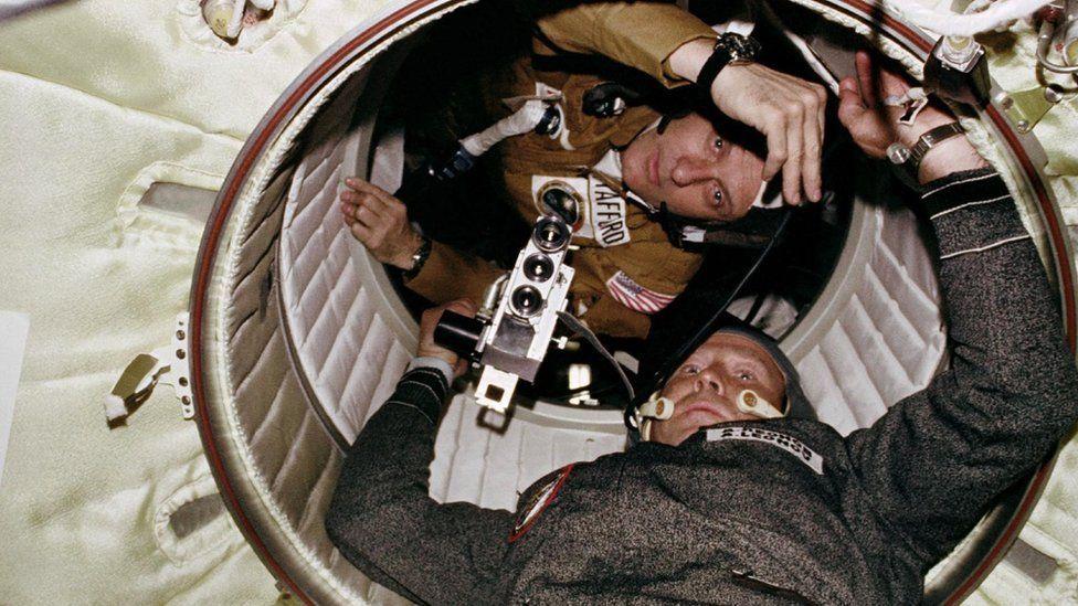 Tom Stafford y Aleksei Leonov en órbita