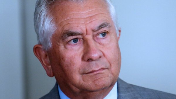 Ex ministro Enrique Paris se refiere a las listas de espera.