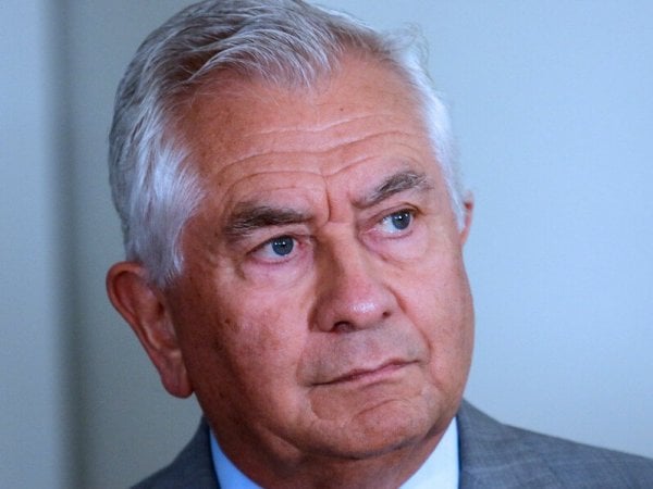 Ex ministro Enrique Paris se refiere a las listas de espera.