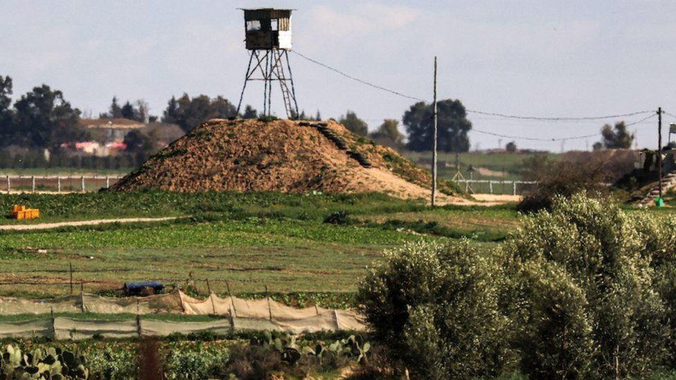 Una torre de observación operada por Hamás en una posición a lo largo de la frontera con Israel.