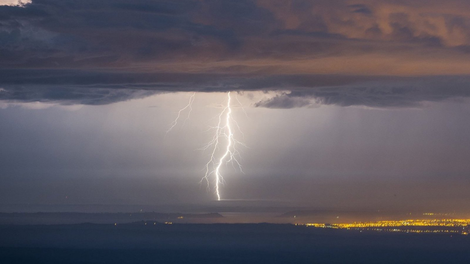 Anuncian "probables tormentas eléctricas" y precipitaciones para tres regiones del país
