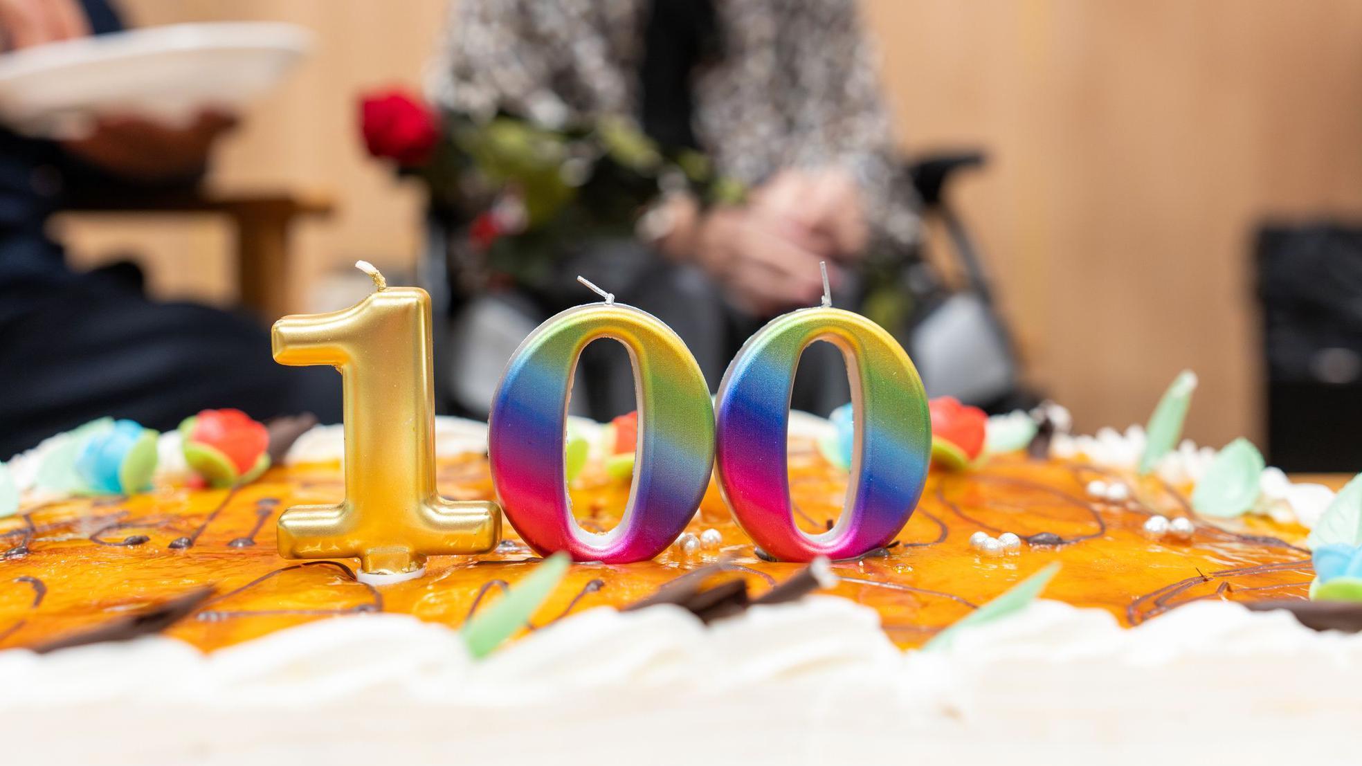 Un pastel de cumpleaños con 100 velas