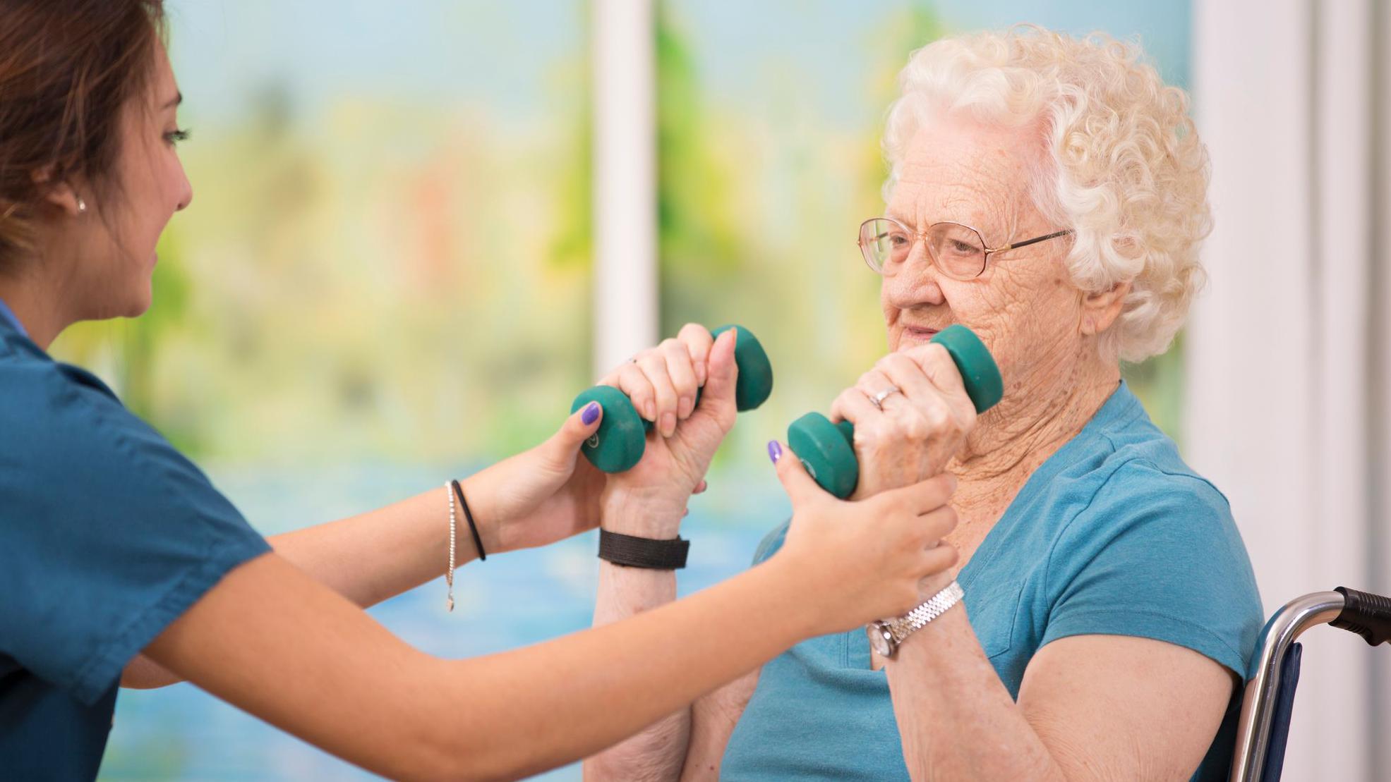 Una mujer de 100 años hace ejercicio.