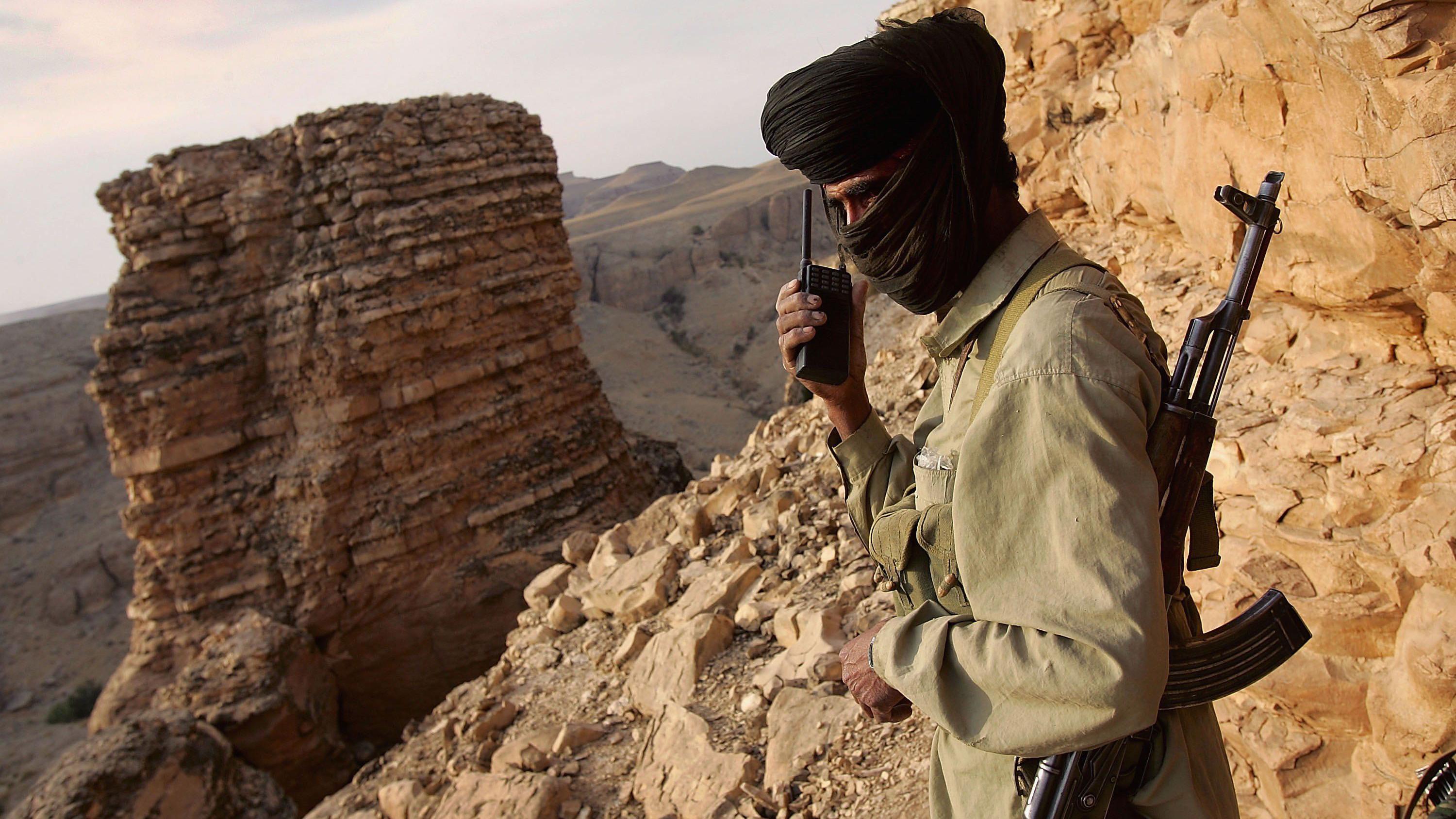 Un guerrillero de la tribu marri del pueblo baluchi habla con un puesto de observación rebelde mientras vigila los movimientos de las tropas paquistaníes cerca en la provincia de Baluchistán.