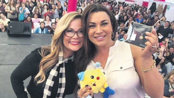 Marlen Olivari se refiere a collar regalado por Cathy Barriga