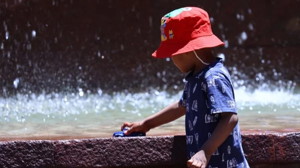 Niño enfrentando el calor