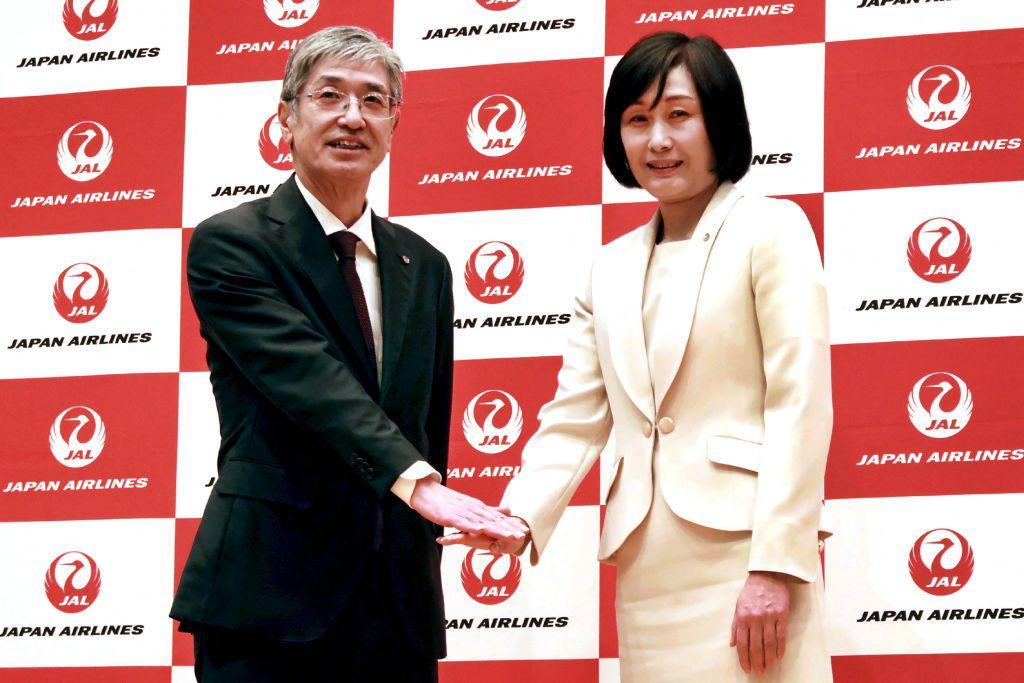 El actual presidente, Yuji Akasaka, felicita a Tottori, que lo reemplazará.
