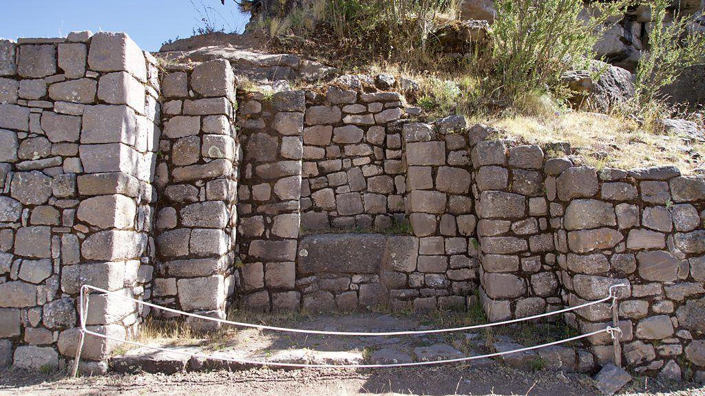 Restos de una puerta en las ruinas de Waqrapukara