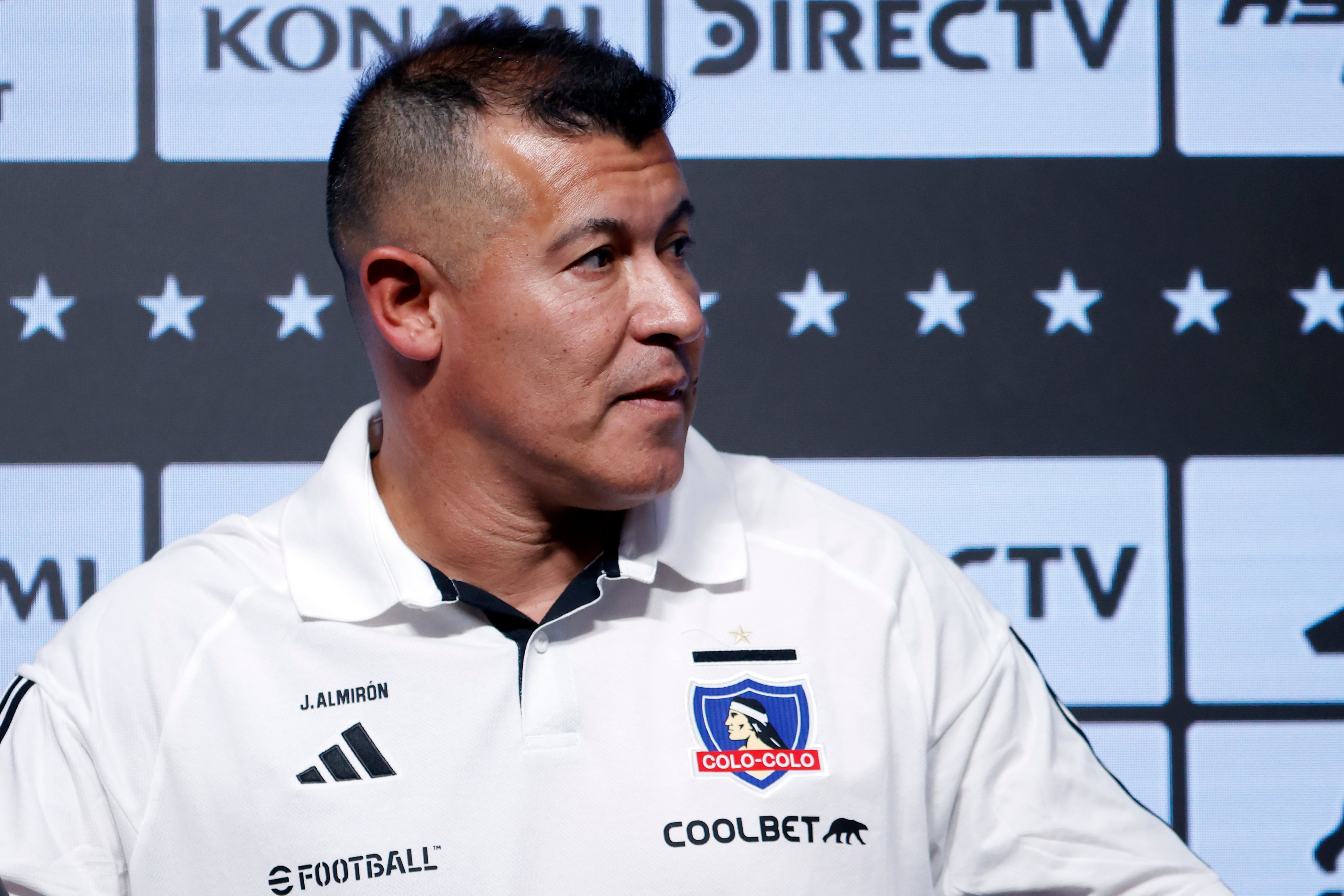 Jorge Almirón con el buzo de Colo Colo