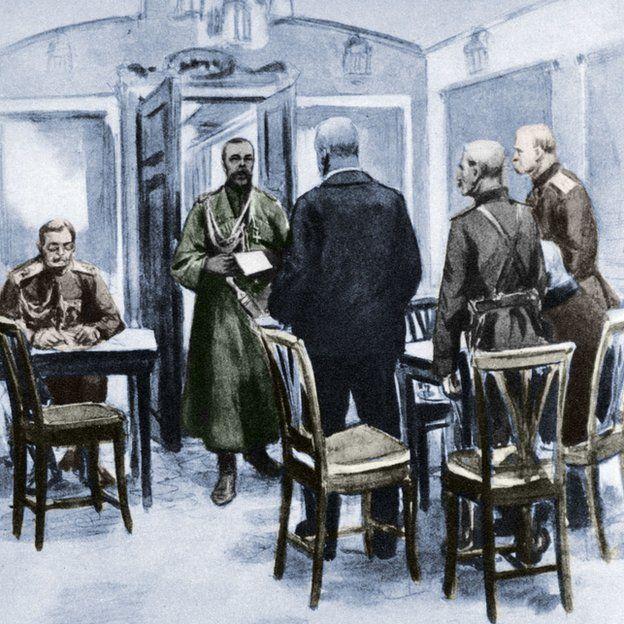 El zar Nicolás II Romanov (1868-1918), el último emperador de Rusia, leyéndole el acta de abdicación a los mensajeron de la Duma.