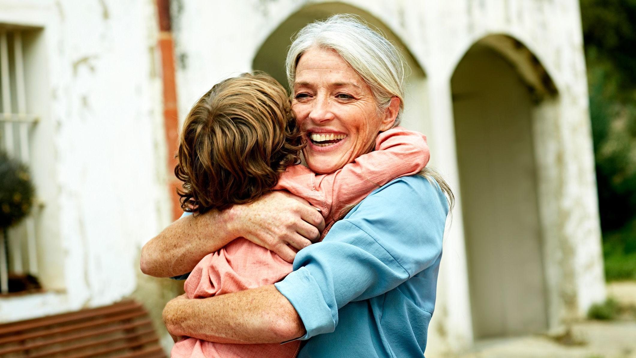 Una mujer abraza a un niño