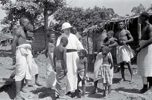 Un religioso rodeado de personas originarias de Guinea Ecuatorial.