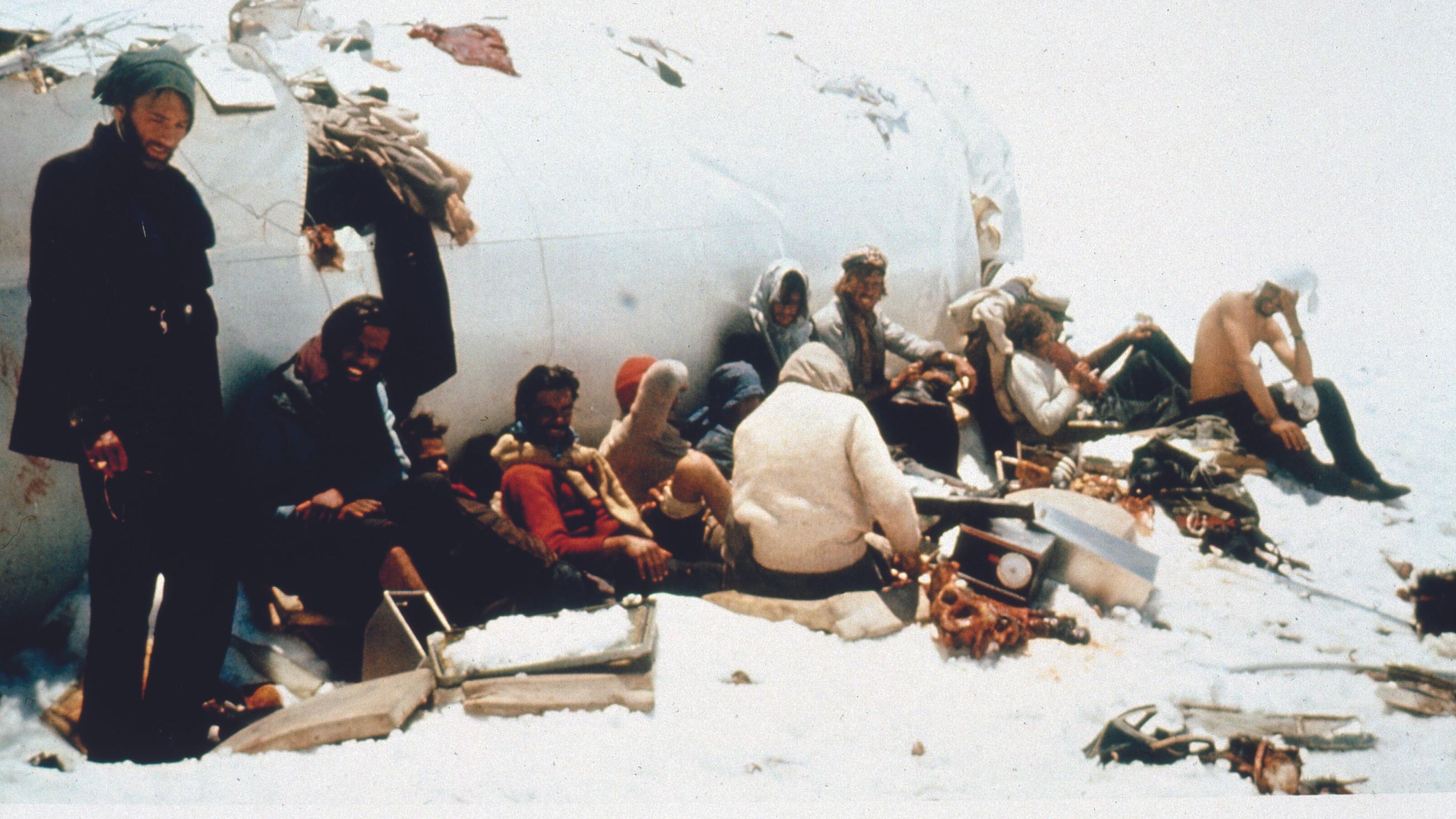 Los sobrevivientes junto a los restos del avión.