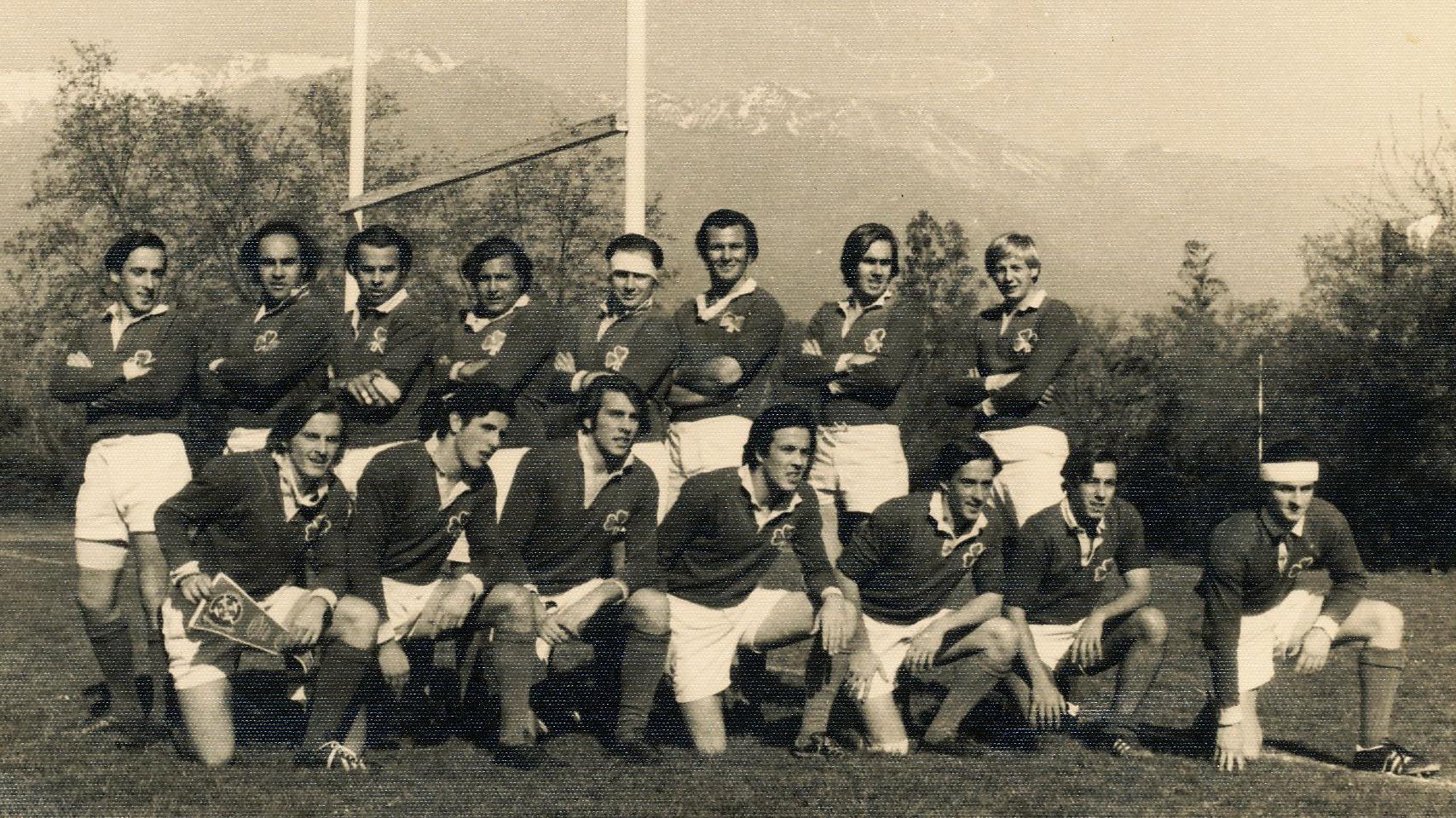 El equipo de rugby de primera división del Old Christians con los Andes detrás en 1971.