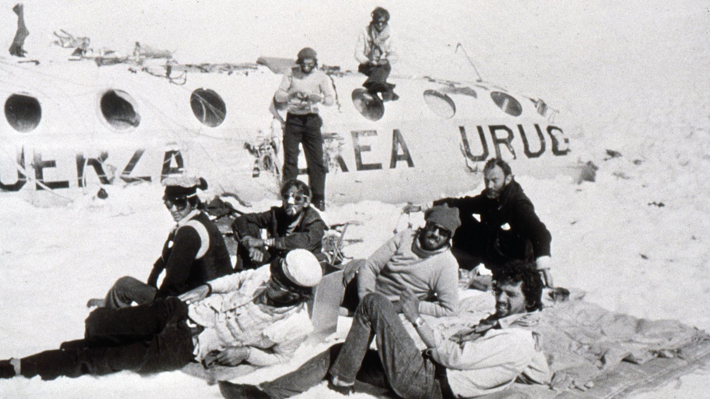 Los sobrevivientes junto a los restos del avión.